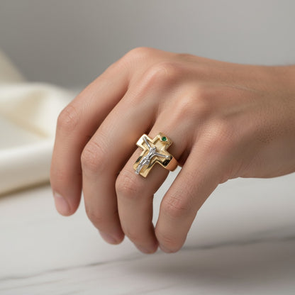 anillo-de-hombre-en-oro-amarillo-blanco-18k-con-cruz-y-cristo