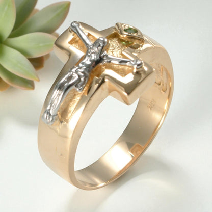 anillo-de-hombre-en-oro-amarillo-blanco-18k-con-cruz-y-cristo lucigo