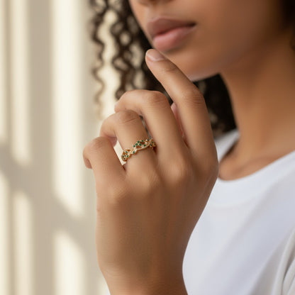 anilo-oro-18k-diamantes-esmeraldas-delicado