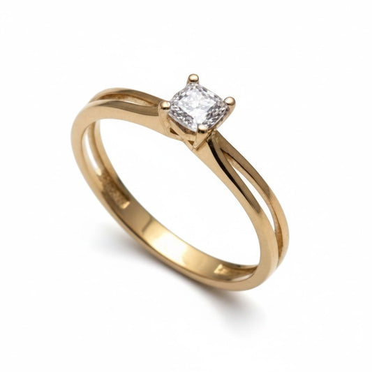 Anillo solitario en oro amarillo 18K con zircón central de 4,5mm en cuatro garras y banda en V – Joyería Lucigo Colombia