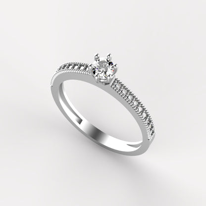 Anillo de compromiso en oro 18k con piedra central y diamantes laterales