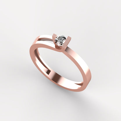 Anillo solitario en oro amarillo 18K con diamante natural de 0,16ct en engaste de tensión entre dos barras paralelas y banda ancha lisa – Joyería Lucigo Colombia