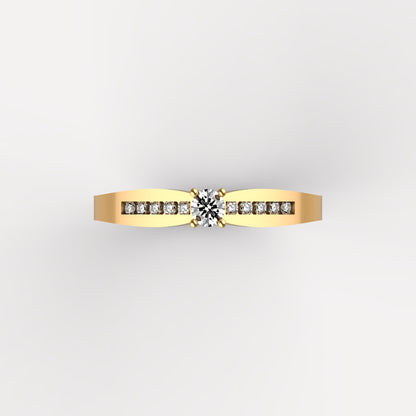 Anillo solitario en oro amarillo 18K con diamante natural de 0,10ct y banda estructurada de dos niveles con 10 brillantes en canal – Joyería Lucigo Colombia