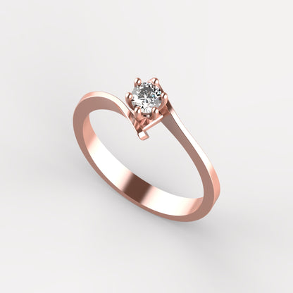 Anillo solitario en oro amarillo 18K con diamante natural de 0,23ct en seis garras y banda plana cruzada en diagonal – Joyería Lucigo Colombia