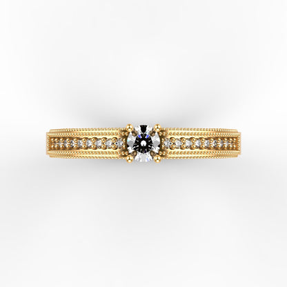 Anillo de compromiso en oro amarillo 18K con diamante natural de 0,16ct en cuatro garras y banda ancha triple milgrain con 18 brillantes en micropavé – Joyería Lucigo Colombia