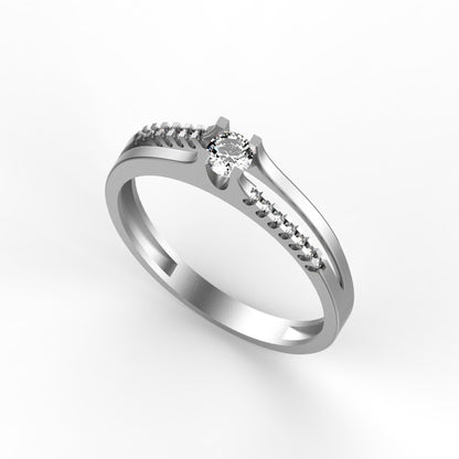 Anillo de compromiso en oro amarillo 18K con diamante natural de 0,16ct en banda dividida con 14 brillantes en micropavé asimétrico – Joyería Lucigo Colombia